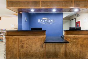 圣达菲圣达菲贝蒙特客栈及套房酒店的带有阅读Baymont保险服务的标志的蓝色墙