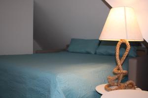 巴贝Kiekut的一间卧室配有一张床和一盏带绳子的灯