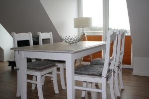 巴贝Kiekut的白色餐桌和白色椅子
