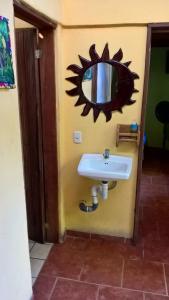 别霍港La Casa de Rolando的浴室设有水槽和墙上的镜子