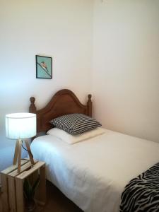 布拉加Liberdadeflat4u的一间卧室设有两张床和一张桌子上的台灯。