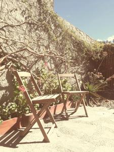 皮拉米德斯港De Luna的两把木椅坐在海滩上