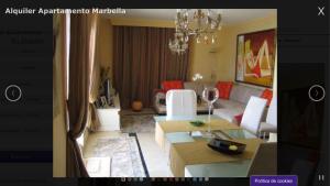 马贝拉Apartamento Marbella Playa的带沙发的客厅和用餐室
