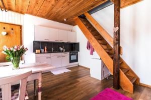 贝阿滕贝格乌拉度假公寓的一间厨房,内设木楼梯