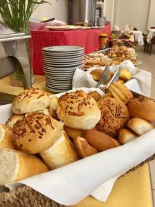 塔里哈维多利亚广场酒店的桌上的百吉饼和面包