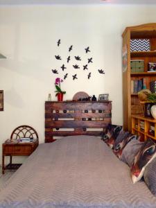 布达佩斯Studio Karma的卧室配有一张墙上鸟床