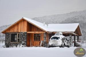 马拉卡韦罗Condominio Aliwén Cabañas的停在雪屋前的汽车