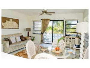 自由港市8 Villa Martinique的客厅配有沙发和桌椅