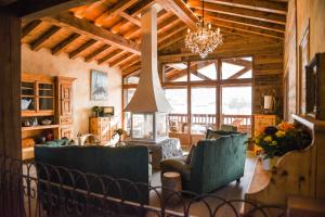 夏蒙尼-勃朗峰Chalets Grands Montets的客厅配有椅子和吊灯。