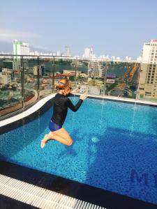 Mitisa Hotel Da Nang - Near Dragon Bridge内部或周边的泳池