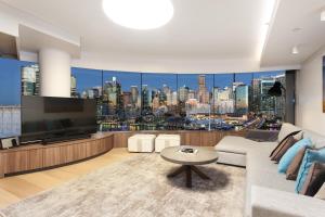 悉尼达令港三卧室公寓的一间享有城市美景的客厅