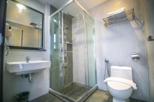 怡保因陀罗酒店 - 精品套房的带淋浴、卫生间和盥洗盆的浴室