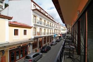 特尔斐瓦洛尼斯酒店的一条城市街道上,街上有汽车停放