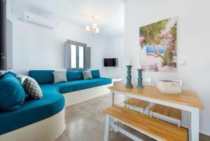 梅加洛克里白色和谐套房公寓的客厅配有蓝色的沙发和桌子