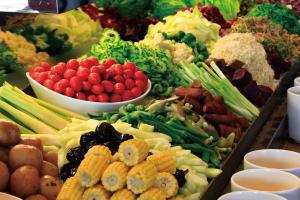 鱼池乡云品温泉酒店 日月潭的桌子上放着许多种不同的蔬菜