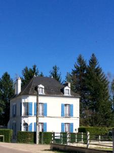 CrainLes rêves d'Angèle的白色的房子,有蓝色百叶窗和栅栏