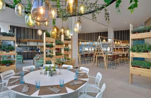 科斯塔卡玛INNSiDE by Meliá Fuerteventura – Adults Only的一间带桌椅的用餐室和一间餐厅
