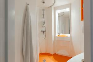 布达佩斯布达佩斯奥克特宫便捷酒店的带淋浴和盥洗盆的白色浴室