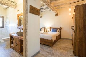 拉塞尔瓦德尔坎普Mas del Sord 1335的一间卧室配有一张床,浴室设有水槽
