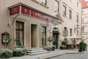 弗罗茨瓦夫波兰珍品酒店&度假村的建筑上带有红色标志的艺术酒店