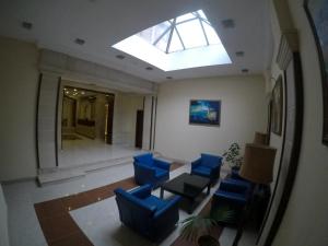 巴库普瑞米尔酒店的一间设有蓝色椅子和天窗的客房