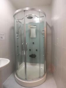 蒂斯河畔斯托克顿OutRam 26的一个带水槽的玻璃淋浴间