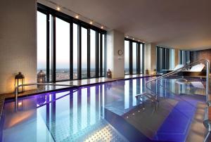 马德里马德里塔欧洲之星酒店的一座带大窗户的酒店游泳池