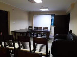 斯利文Hotel Sveti Nikola的一间会议室,配有桌椅和屏幕