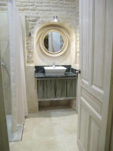 塞维利亚The Green Balcony的一间带水槽和镜子的浴室