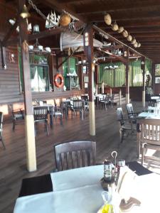 斯利文Hotel Sveti Nikola的一间在房间内配有桌椅的餐厅