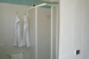 阿拉代奥B&B Li Culuri的浴室设有淋浴间和白色毛巾。