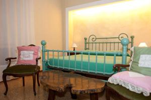 阿拉代奥B&B Li Culuri的一间卧室配有一张床、一把椅子和一张桌子