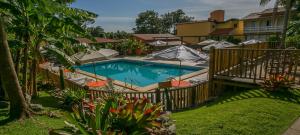 弗洛里亚诺波利斯圣塞巴斯蒂昂普拉亚酒店的一座房子旁的院子内的游泳池