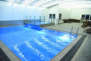 迈季代勒舍姆斯White Diamond的大楼内一个蓝色的大型游泳池