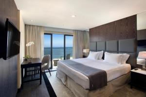里约热内卢Windsor California Copacabana的酒店客房设有一张床和一张书桌,享有美景。