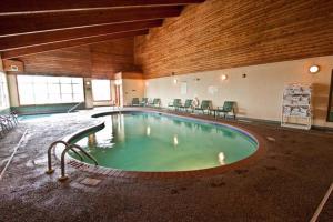 Beaver BayCove Point Lodge的大楼内的大型室内游泳池