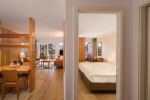 克莱恩 蒙塔纳海尔维英特尔高尔夫酒店的一间卧室设有一张床和一间用餐室