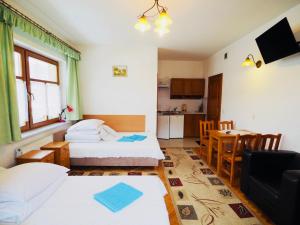 什恰夫尼察Willa Dutka的酒店客房设有两张床和一张桌子。