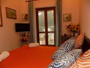 马奥莱卡萨可洛蒂德旅馆的一间卧室设有一张大床和一个窗户。