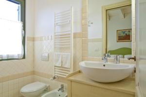 朱利亚诺瓦熊与蜂住宿加早餐酒店的浴室配有白色水槽和卫生间。