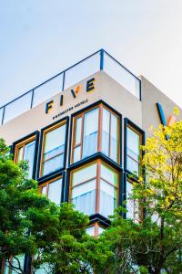 亚松森Five Hotel & Residences的上面有标志的建筑