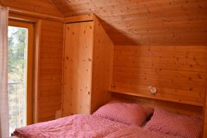 VerditzVerditzhütte的小木屋内一间卧室,配有一张床
