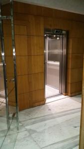 盖尼特拉Golden Ashraf Apartment的通往带冰箱的房间的开放式门