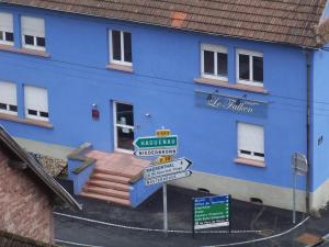 Philippsbourg弗肯酒店的前面有路标的蓝色建筑