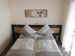 克桑滕Ferienwohnung Kurpark的卧室配有两张床,墙上挂着鹿的照片