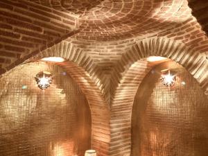 科英布拉Solar Antigo Luxury Coimbra的一间设有砖墙和两个灯的房间