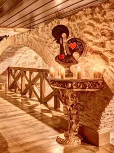 科英布拉Solar Antigo Luxury Coimbra的一张桌子,上面有蜡烛和石墙