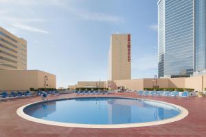 大西洋城Showboat Hotel Atlantic City的一座带椅子和建筑的大型游泳池