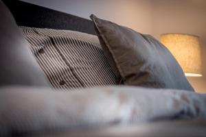 法尔肯堡Guesthouse 115的床上的枕头堆和灯