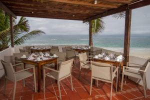 比亚米尔港Casita de la Playa的海滩上的餐厅,配有桌椅